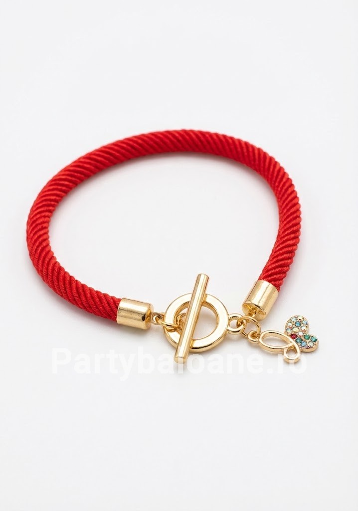 Brățară Mărțișor Tradițională Roșie cu Pandantiv Fluturaș și Cristale – Cadou Premium 1 Martie (19 cm) Bratara martisor snur rosu gros rasucit cu pandantiv fluturas auriu cu cristale si inchidere toggle pe fundal alb