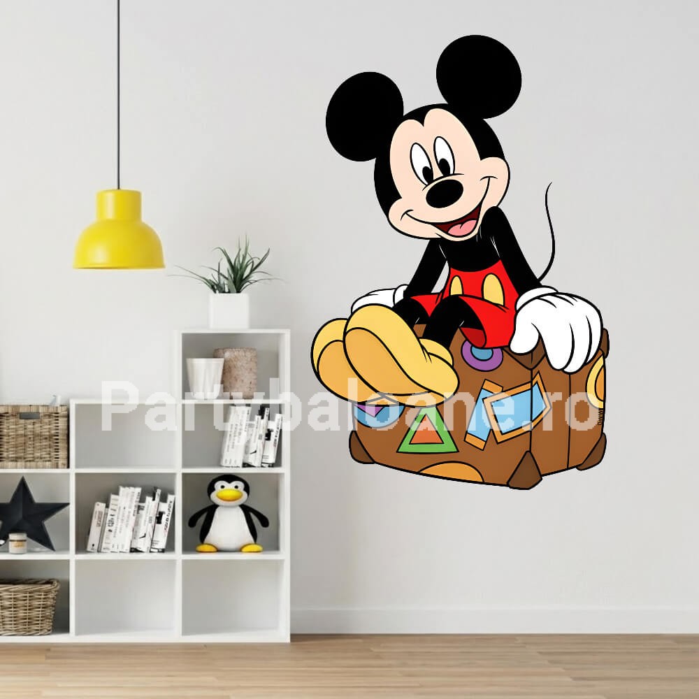 Sticker Perete Mickey Mouse pe Cutie – Decor Premium Repoziționabil COD 535B Sticker decorativ premium pentru camera copiilor