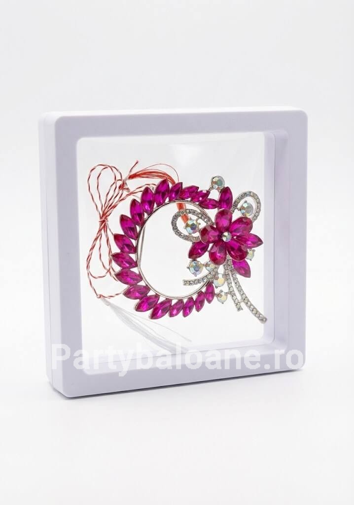 Mărțișor Broșă Coroniță Florală cu Cristale Mari în Cutie 3D Transparentă (9x9 cm) – Cadou Premium Martisor brosa coronita semiluna cu floare si cristale mari colorate in cutie patrata transparenta 9x9 cm cu efect de plutire