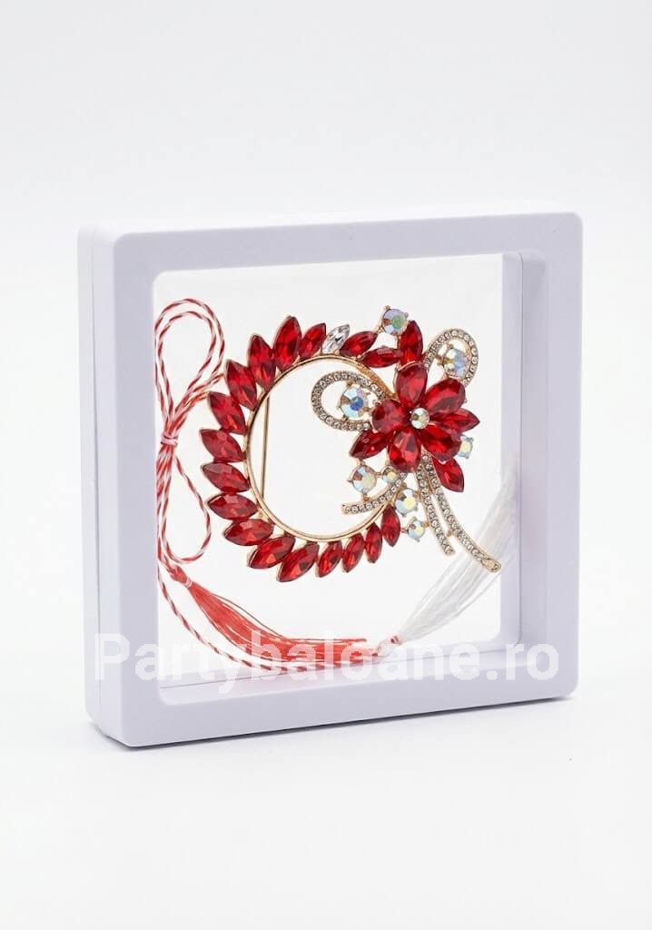 Mărțișor Broșă Coroniță Florală cu Cristale Mari în Cutie 3D Transparentă (9x9 cm) – Cadou Premium Martisor brosa coronita semiluna cu floare si cristale mari colorate in cutie patrata transparenta 9x9 cm cu efect de plutire