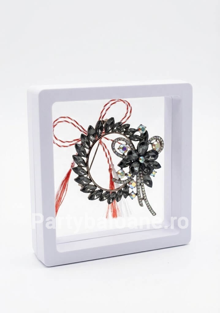 Mărțișor Broșă Coroniță Florală cu Cristale Mari în Cutie 3D Transparentă (9x9 cm) – Cadou Premium Martisor brosa coronita semiluna cu floare si cristale mari colorate in cutie patrata transparenta 9x9 cm cu efect de plutire