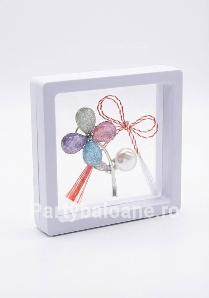 Mărțișor Broșă Floare Emailată cu Perlă și Design Artistic în Cutie 3D Transparentă (9x9 cm) – Cadou Premium Martisor brosa floare cu petale emailate colorate si perla in cutie patrata transparenta 9x9 cm cu efect de plutire