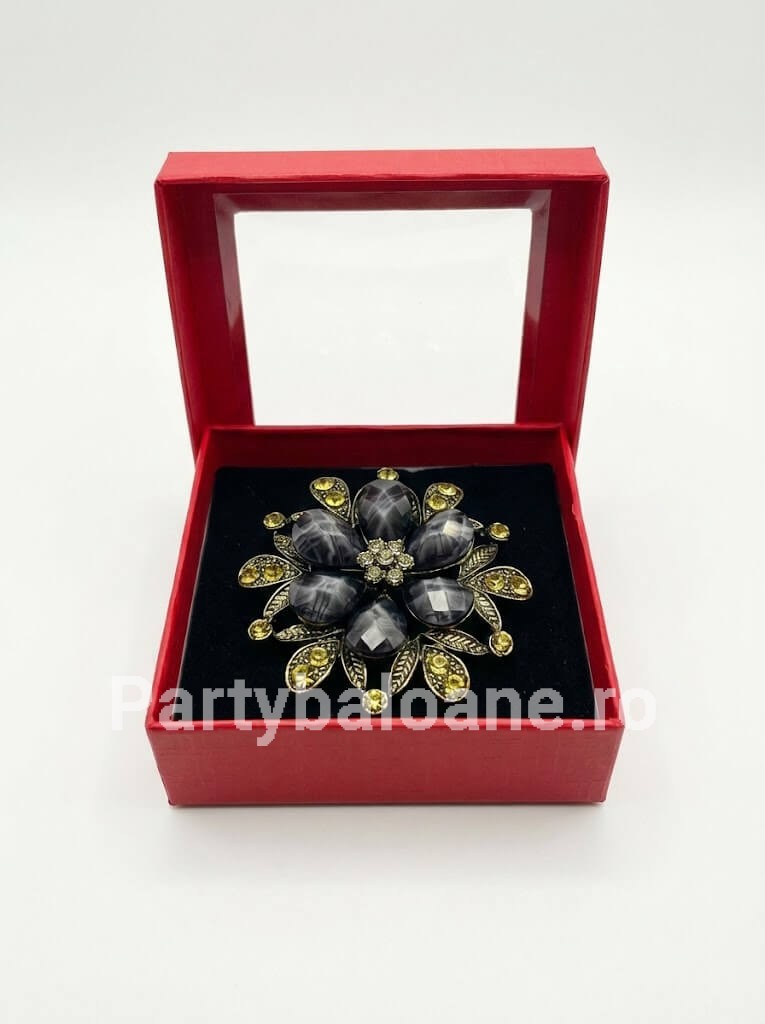 Mărțișor Broșă Floare Vintage 7cm Pietre Gri-Aurii - Cutie Cadou Martisor brosa floare vintage mare 7 cm cu pietre fatetate gri si petale metalice aurii cu cristale in cutie rosie cadou