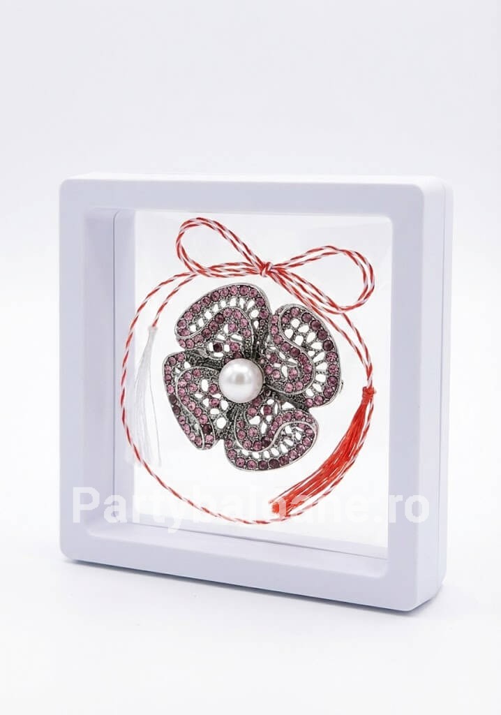 Mărțișor Broșă Floare Vintage cu Perlă și Cristale în Cutie 3D Transparentă (9x9 cm) – Cadou Premium Martisor brosa floare stil vintage argintiu cu cristale colorate si perla in cutie patrata transparenta 9x9 cm cu efect de plutire