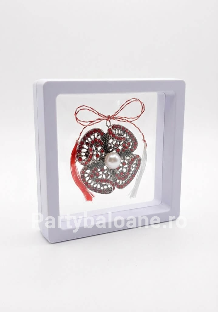 Mărțișor Broșă Floare Vintage cu Perlă și Cristale în Cutie 3D Transparentă (9x9 cm) – Cadou Premium Martisor brosa floare stil vintage argintiu cu cristale colorate si perla in cutie patrata transparenta 9x9 cm cu efect de plutire