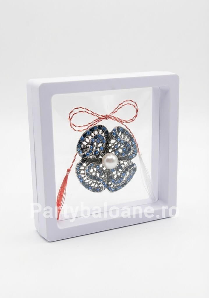 Mărțișor Broșă Floare Vintage cu Perlă și Cristale în Cutie 3D Transparentă (9x9 cm) – Cadou Premium Martisor brosa floare stil vintage argintiu cu cristale colorate si perla in cutie patrata transparenta 9x9 cm cu efect de plutire