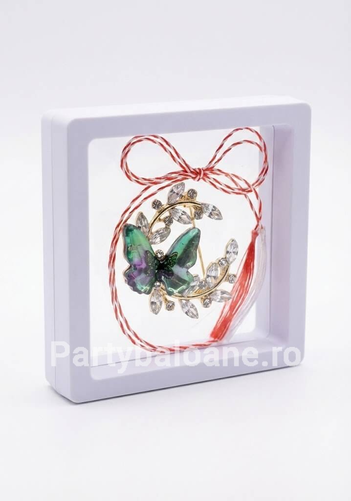 Broșă Fluture pe Ramură cu Cristale în Cutie 3D Transparentă (9x9 cm) – Cadou Premium Martisor brosa fluture colorat pe ramura cu cristale in cutie patrata transparenta 9x9 cm cu efect de plutire