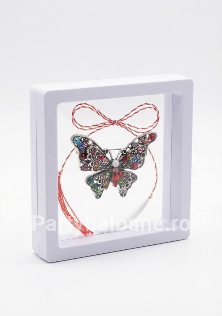 Mărțișor Broșă Fluture cu Cristale în Cutie 3D Transparentă (9x9 cm) – Cadou Premium Martisor brosa fluture elegant cu cristale in cutie patrata transparenta 9x9 cm cu efect de plutire