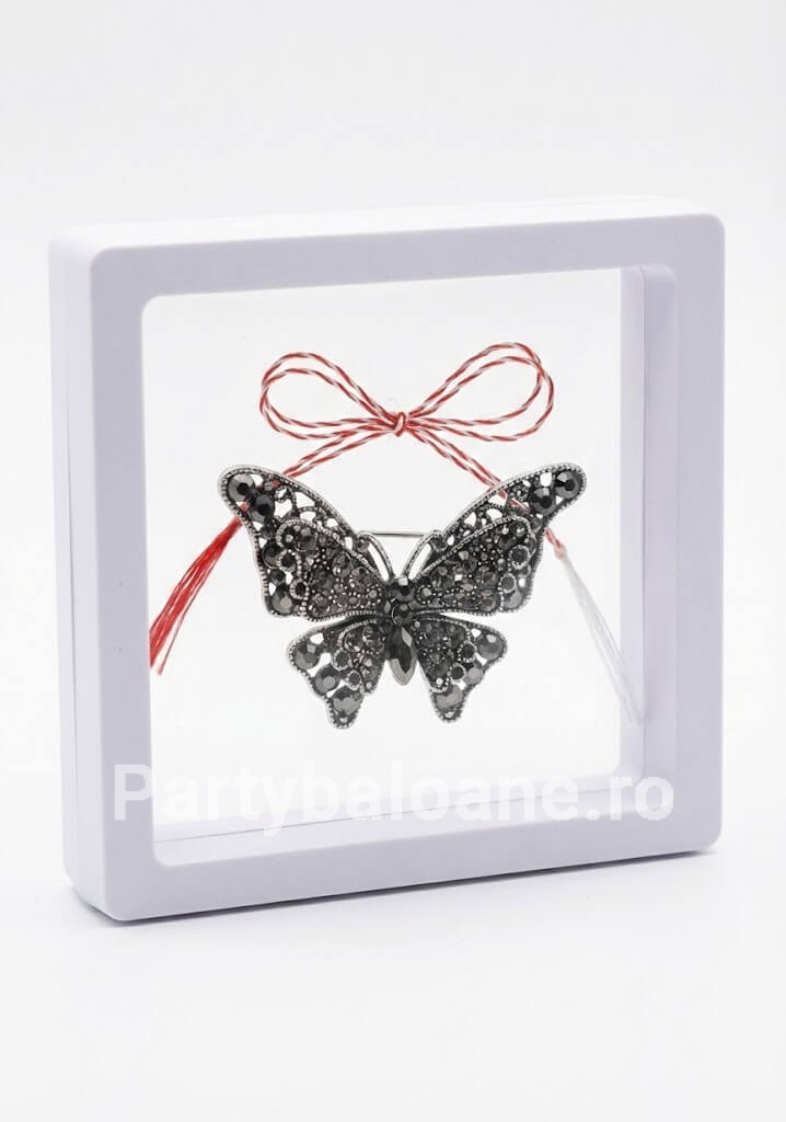 Mărțișor Broșă Fluture cu Cristale în Cutie 3D Transparentă (9x9 cm) – Cadou Premium Martisor brosa fluture elegant cu cristale in cutie patrata transparenta 9x9 cm cu efect de plutire