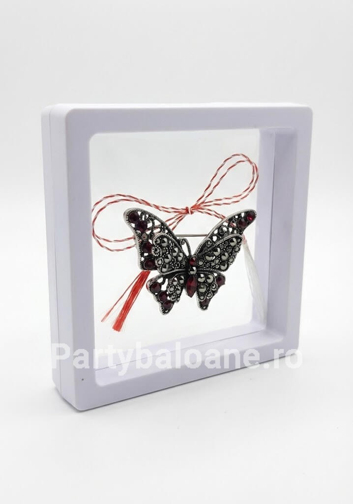 Mărțișor Broșă Fluture cu Cristale în Cutie 3D Transparentă (9x9 cm) – Cadou Premium Martisor brosa fluture elegant cu cristale in cutie patrata transparenta 9x9 cm cu efect de plutire