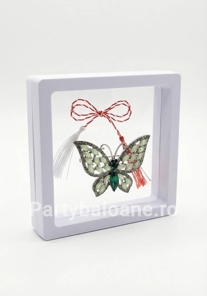 Mărțișor Broșă Fluture cu Cristale în Cutie 3D Transparentă (9x9 cm) – Cadou Premium Martisor brosa fluture elegant cu cristale in cutie patrata transparenta 9x9 cm cu efect de plutire