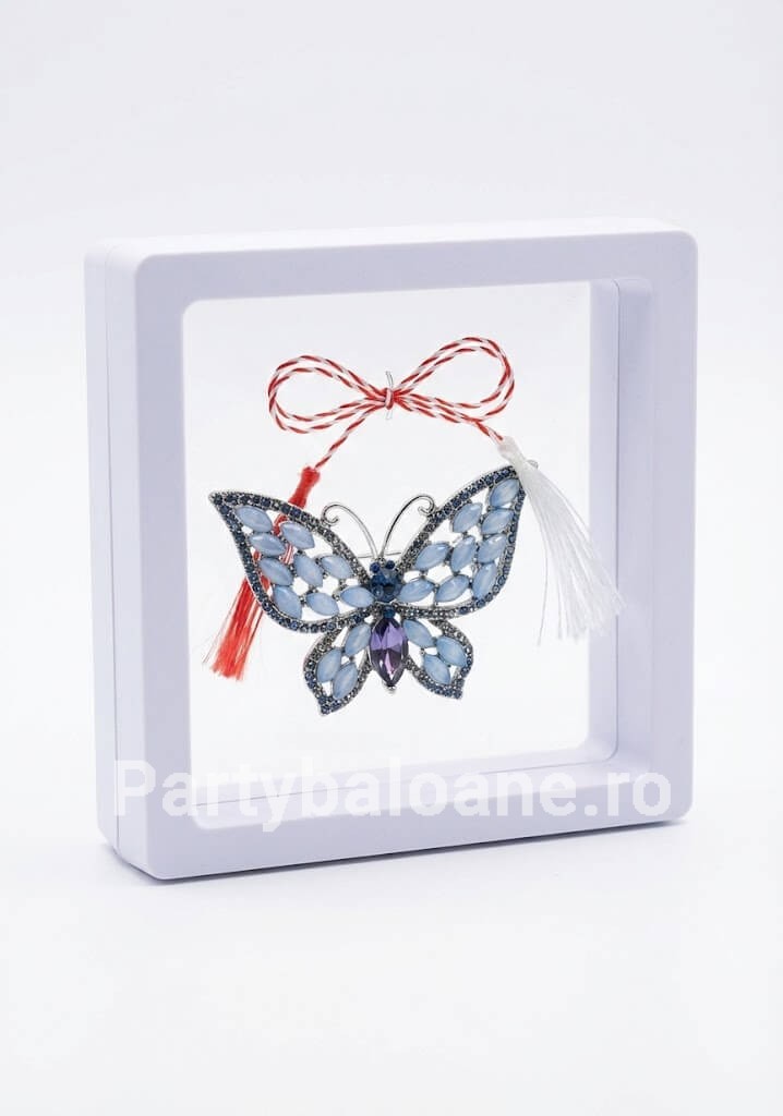 Mărțișor Broșă Fluture cu Cristale în Cutie 3D Transparentă (9x9 cm) – Cadou Premium Martisor brosa fluture elegant cu cristale in cutie patrata transparenta 9x9 cm cu efect de plutire