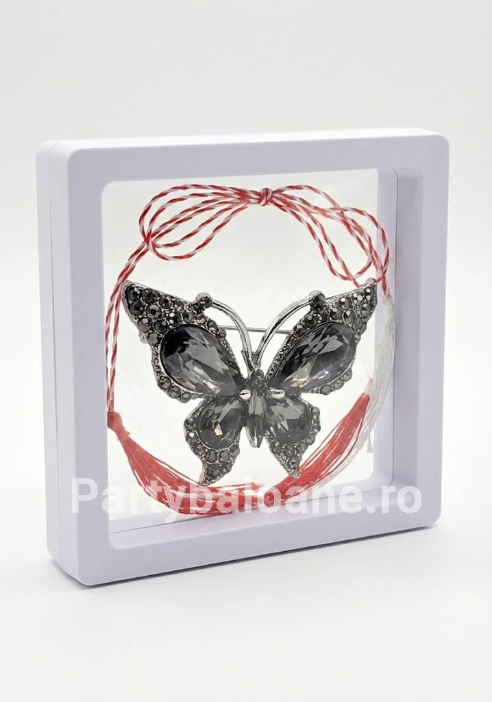 Mărțișor Broșă Fluture cu Cristale în Cutie 3D Transparentă (9x9 cm) – Cadou Premium Martisor brosa fluture elegant cu cristale in cutie patrata transparenta 9x9 cm cu efect de plutire