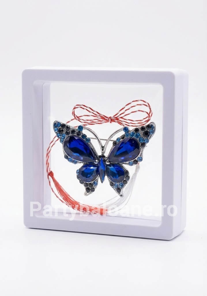 Mărțișor Broșă Fluture cu Cristale în Cutie 3D Transparentă (9x9 cm) – Cadou Premium Martisor brosa fluture elegant cu cristale in cutie patrata transparenta 9x9 cm cu efect de plutire