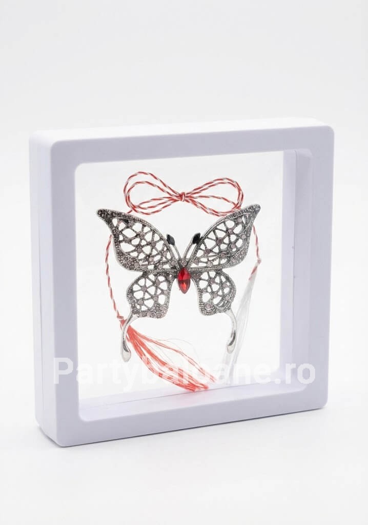 Mărțișor Broșă Fluture cu Cristale în Cutie 3D Transparentă (9x9 cm) – Cadou Premium Martisor brosa fluture elegant cu cristale in cutie patrata transparenta 9x9 cm cu efect de plutire