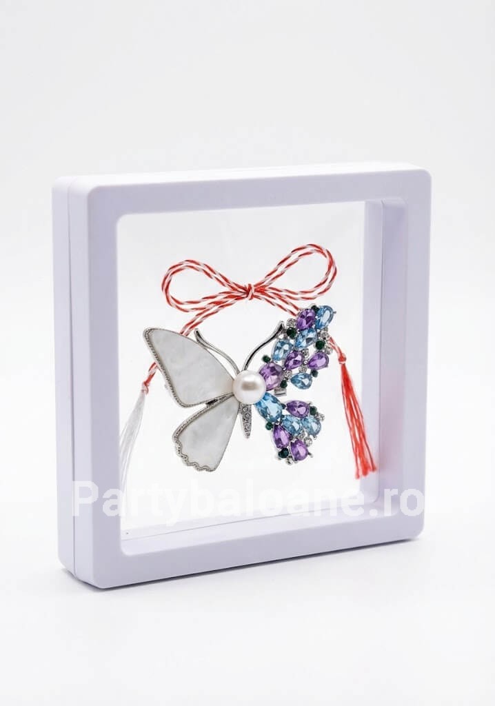 Mărțișor Broșă Fluture cu Cristale în Cutie 3D Transparentă (9x9 cm) – Cadou Premium Martisor brosa fluture elegant cu cristale in cutie patrata transparenta 9x9 cm cu efect de plutire