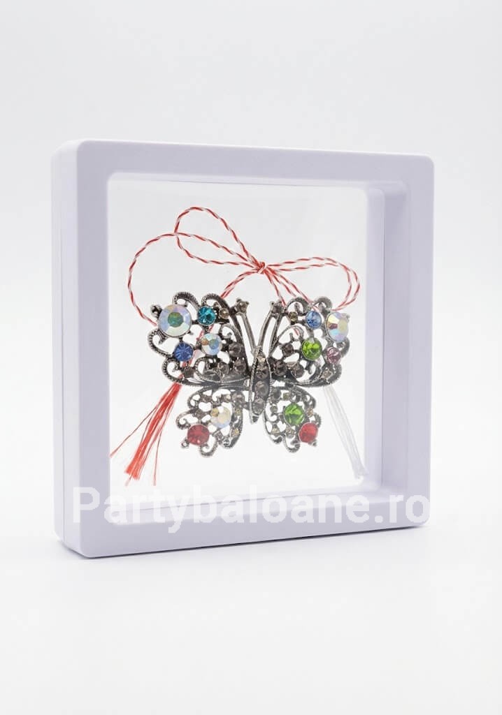 Mărțișor Broșă Fluture cu Cristale în Cutie 3D Transparentă (9x9 cm) – Cadou Premium Martisor brosa fluture elegant cu cristale in cutie patrata transparenta 9x9 cm cu efect de plutire