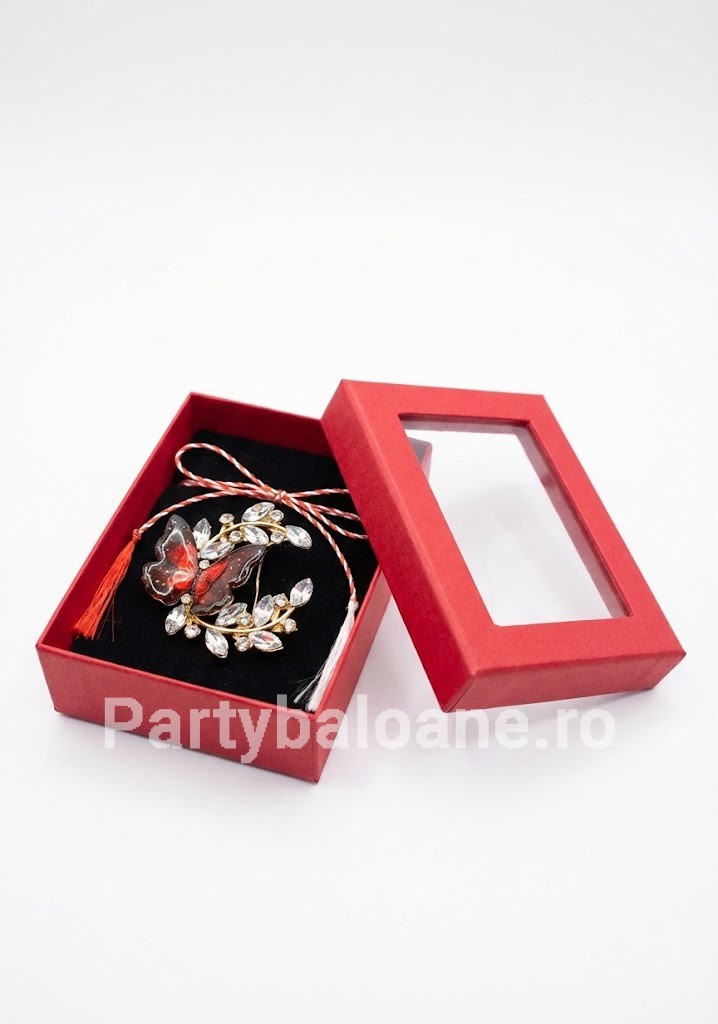 Mărțișor Broșă Fluture pe Ramură cu Cristale – Cadou Elegant în Cutie Roșie Martisor brosa metalica model fluture asezat pe ramura cu cristale marquise asezata in cutie cadou rosie cu fereastra si catifea neagra