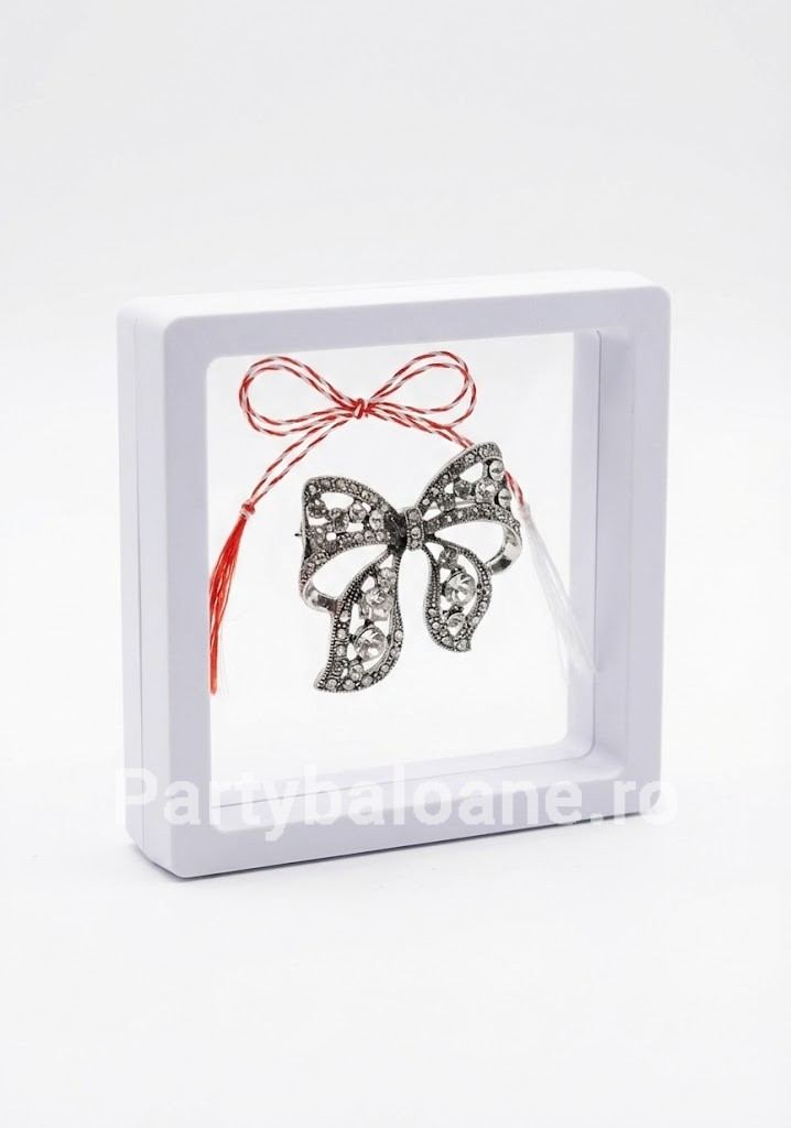 Mărțișor Broșă Fundiță Vintage cu Cristale în Cutie 3D Transparentă (9x9 cm) – Cadou Premium Martisor brosa fundita stil vintage argintiu patinat cu cristale in cutie patrata transparenta 9x9 cm cu efect de plutire
