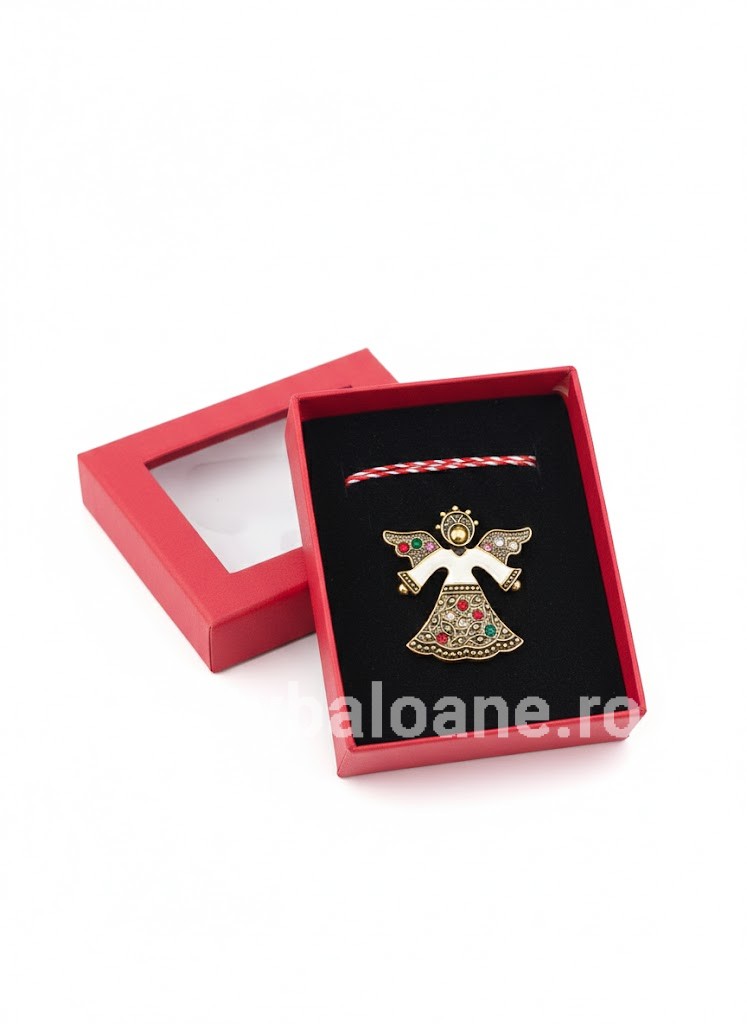 Mărțișor Broșă Îngeraș Auriu Antichizat cu Pietre – Cadou Elegant în Cutie Roșie Martisor brosa metalica stil vintage model ingeras auriu antichizat cu pietre colorate asezata in cutie cadou rosie cu fereastra si catifea neagra