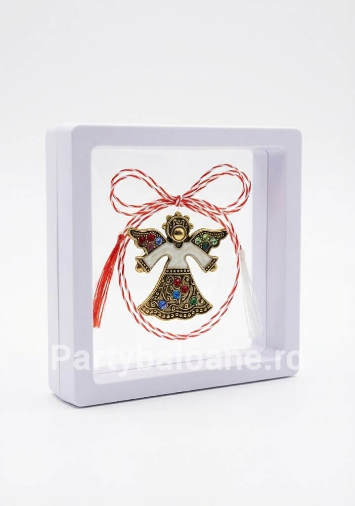Mărțișor Broșă Îngeraș Vintage Auriu cu Cristale Multicolore în Cutie 3D Transparentă (9x9 cm) – Cadou Premium Martisor brosa ingeras auriu antichizat cu cristale colorate in cutie patrata transparenta 9x9 cm cu efect de plutire
