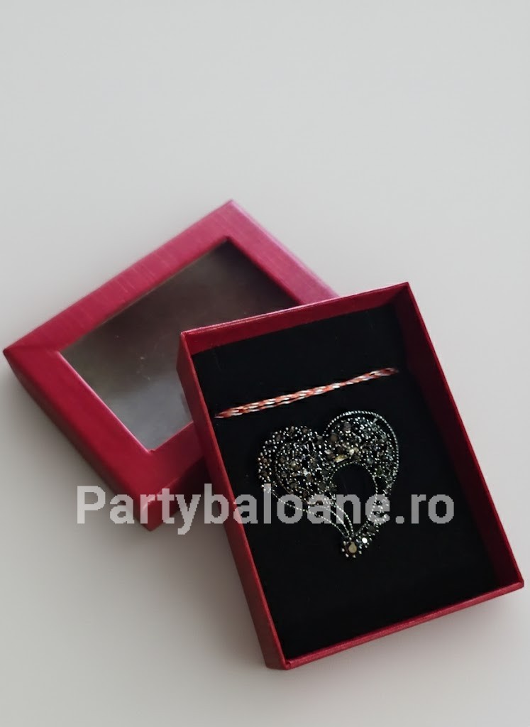 Mărțișor Broșă Inimă Vintage cu Pietre – Cadou Elegant în Cutie Roșie Martisor brosa metalica stil vintage model inima cu pietre fatetate asezata in cutie cadou rosie cu fereastra si catifea neagra