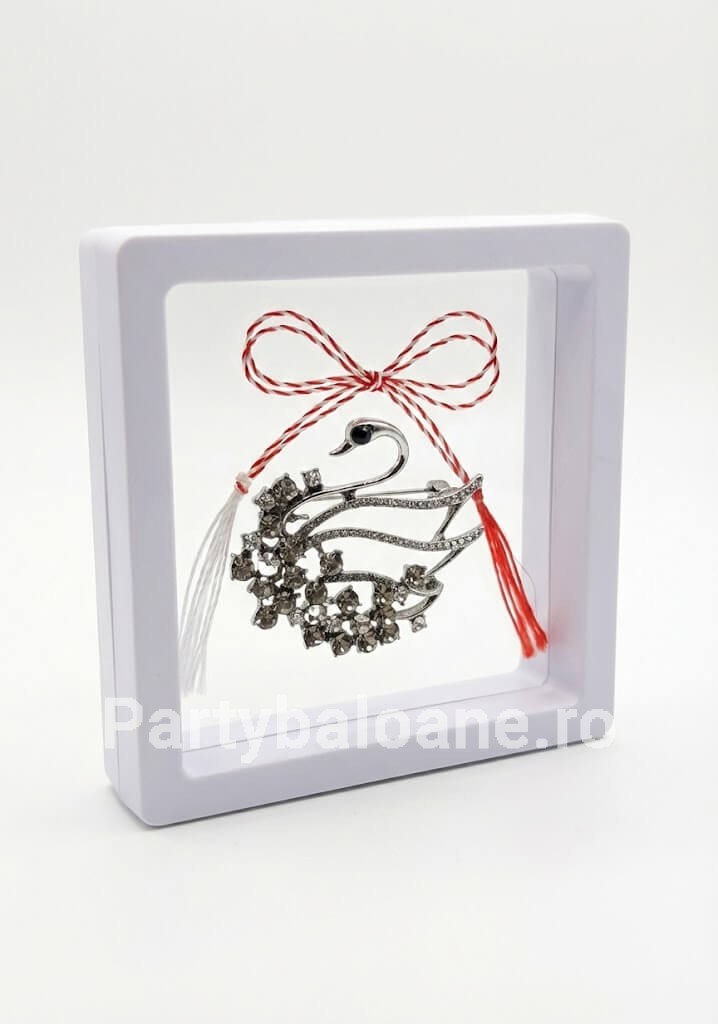 Mărțișor Broșă Lebădă Regală cu Cristale în Cutie 3D Transparentă (9x9 cm) – Cadou Premium Martisor brosa lebada eleganta cu cristale in cutie patrata transparenta 9x9 cm cu efect de plutire