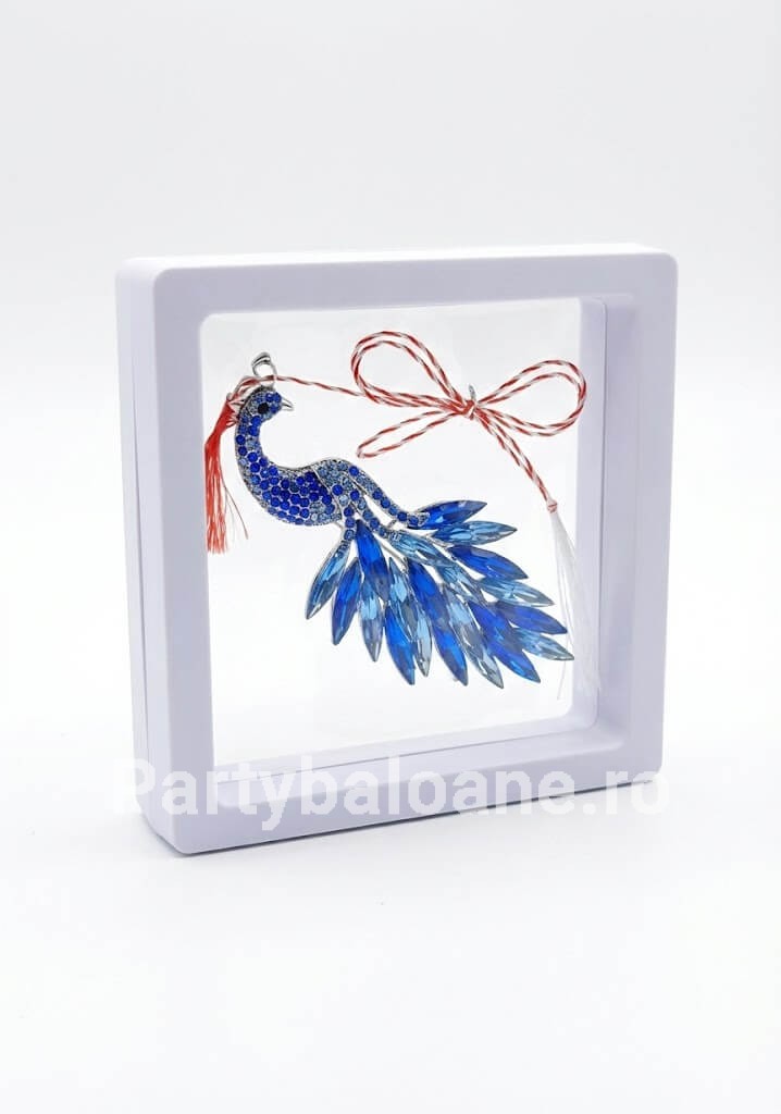 Mărțișor Broșă Păun Regal cu Cristale în Cutie 3D Transparentă (9x9 cm) – Cadou Premium Martisor brosa paun regal cu coada bogata din cristale in cutie patrata transparenta 9x9 cm cu efect de plutire