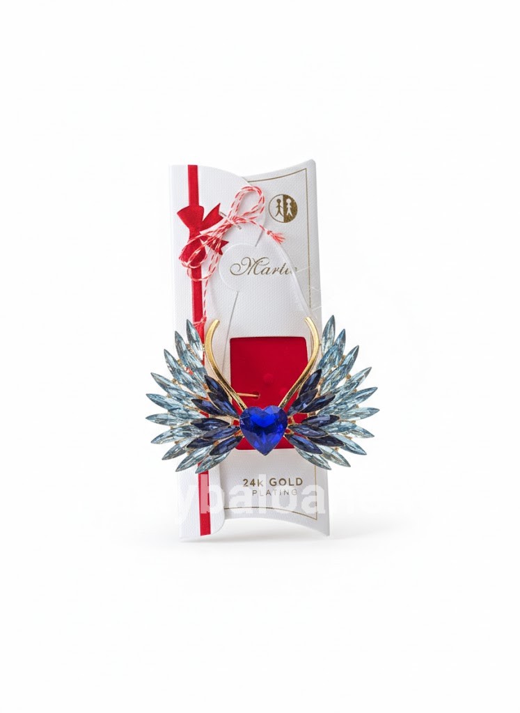 Mărțișor Broșă Premium Aripi de Înger Placată cu Aur 24K și Cristale (8 cm) – Cadou Statement Martisor brosa mare 8cm model aripi de inger cu cristale albastre si inima centrala placata cu aur 24k in cutie premium