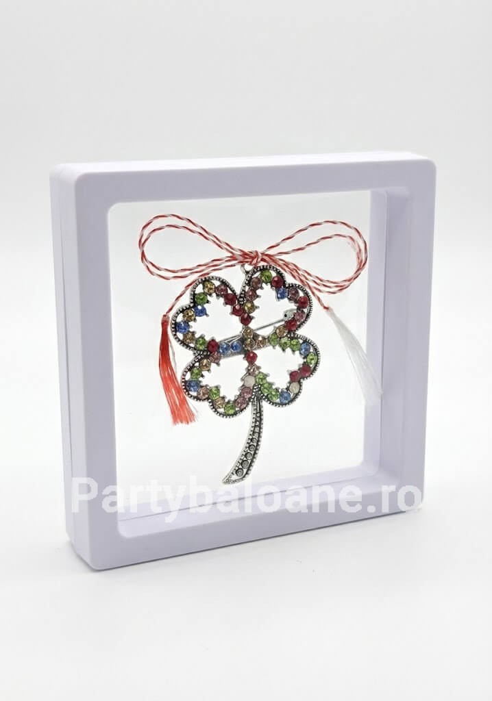 Mărțișor Broșă Trifoi Norocos Vintage cu Cristale în Cutie 3D Transparentă (9x9 cm) – Cadou Premium Martisor brosa trifoi cu patru foi stil vintage argintiu cu cristale in cutie patrata transparenta 9x9 cm cu efect de plutire