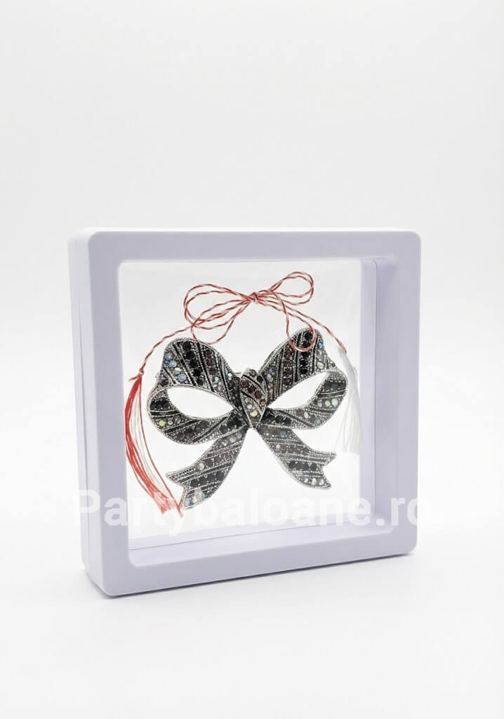 Mărțișor Broșă Vintage Premium (Stil Marcasite) în Cutie 3D Transparentă (9x9 cm) Martisor brosa stil vintage argintiu patinat cu cristale marcasite in cutie patrata transparenta 9x9 cm