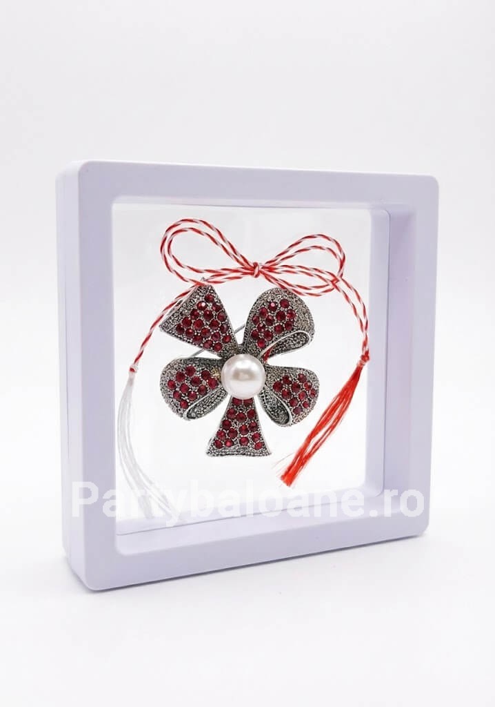 Mărțișor Broșă Vintage cu Perlă și Cristale în Cutie 3D Transparentă (9x9 cm) – Cadou Premium Martisor brosa stil vintage cu cristale si perla centrala in cutie patrata transparenta 9x9 cm cu efect de plutire