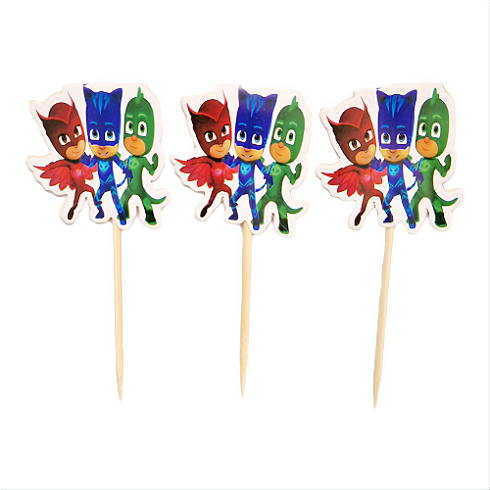 Set 10 Toppere Tort si Briose Eroi in Pijamale Un set de mini toppere din carton montate pe bete de bambus pentru briose si tort cu tematica Eroi in Pijamale. Grafica decupata pe contur ii prezinta pe cei 3 eroi impreuna