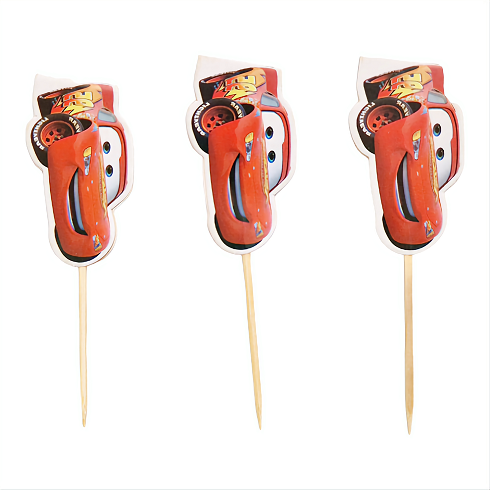 Set 10 Toppere Tort si Briose Cars Fulger McQueen Un set de mini toppere din carton montate pe bete de bambus pentru briose si candy bar cu tematica Masini Cars. Grafica decupata pe contur il prezinta pe personajul Fulger McQueen numarul 95 de culoare rosie in actiune. Imaginea arata 3 exemple din setul complet de 10 piese