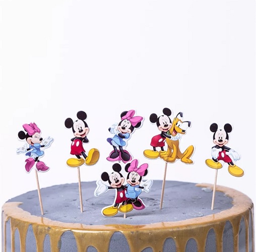 Set 24 toppere Decorative Mickey Mouse si Prietenii (Toppere Briose) Un detaliu dintr-un set de 24 de scobitori decorative din carton pentru briose si candy bar. Topperele ilustreaza personajele Disney