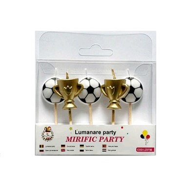 Set 5 Lumânări Tort Fotbal – Mingi și Cupe Aurii (Decor Băieți) Un ambalaj Mirific Party cu un set de 5 lumânări pentru tort cu tematică de fotbal. Pachetul conține 3 lumânări în formă de minge de fotbal clasică alb-negru și 2 lumânări în formă de cupă aurie