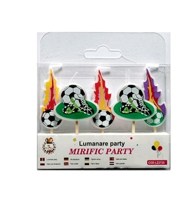 Set 5 Lumânări Tort Fotbal – Design Minge și Flăcări (Băieți) Un ambalaj cu un set de 5 lumânări pentru tort cu tematică sportivă de fotbal. Două lumânări prezintă o gheată lovind o minge pe un teren verde