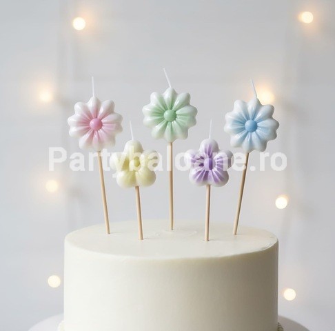 Set 5 Lumânări Tort Flori (Margarete Pastel) – Decor Delicat Un set de 5 lumânări delicate pentru tort