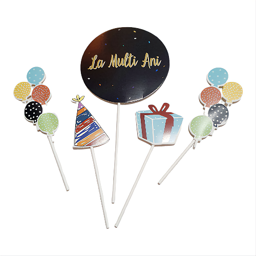 Set 5 Toppere Tort La Multi Ani Baloane si Cadou (10-18 cm) Un set format din 5 toppere decorative din carton pentru tort. Piesa centrala este un disc negru cu textul La Multi Ani scris cu auriu si presarat cu confetti. Setul mai contine doua ilustratii cu buchete de baloane colorate