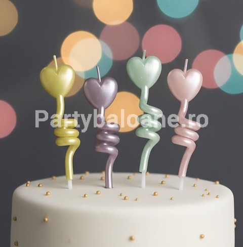 Set 4 Lumânări Tort Inimă – Model Spiralat Pastel Metalizat (9 cm) Un set de 4 lumânări pentru tort cu un design modern și elegant. Baza lumânărilor este spiralată