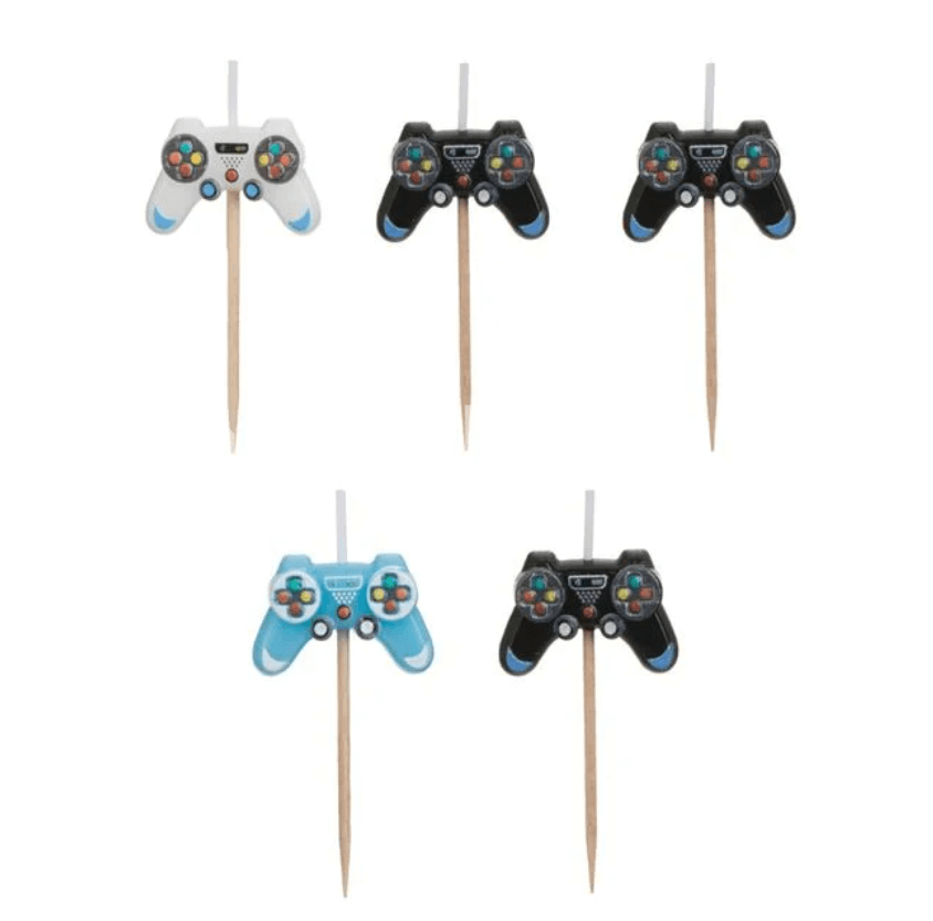 Set 5 Lumanari Tort Gaming Manete ConsolaManete Consola Set de 5 lumanari pentru tort in forma de manete consola de gaming culori negru alb si ciel
