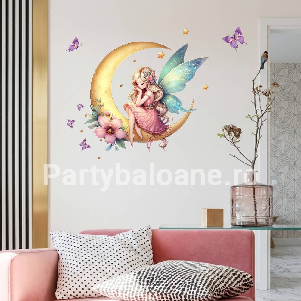 Sticker Perete Zână pe Lună cu Flori și Fluturi – Decor Premium Repoziționabil COD 521B Sticker decorativ premium pentru camera fetițelor cu aspect de acuarelă