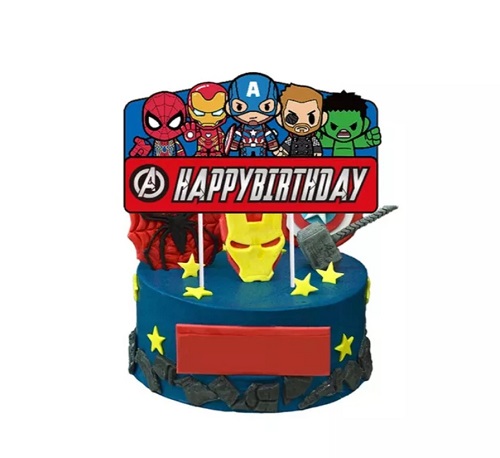 Topper Tort Avengers Happy Birthday (Carton) 15x9 cm Un topper decorativ din carton pentru torturi cu tematica supereroi Marvel Avengers. Grafica in stil chibi prietenos ii prezinta pe Spider-Man