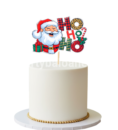 Topper Tort Mos Craciun HO HO HO (Carton) 14x10 cm MODEL 4 Un topper masiv din carton pentru decorarea tortului de Craciun. Grafica il prezinta pe Mos Craciun razand cu pofta alaturi de un cadou verde. Langa el este scris textul HO HO HO