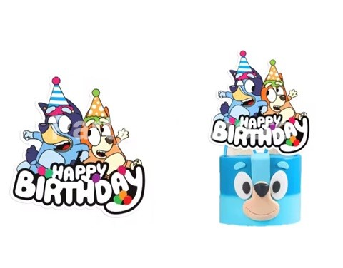 Topper Tort Happy Birthday Bluey Party cu Coifuri Topper din carton pentru tort cu mesajul Happy Birthday ilustrand personajul Bluey si surioara ei purtand coifuri de petrecere. Decoratiuni tort copii.
