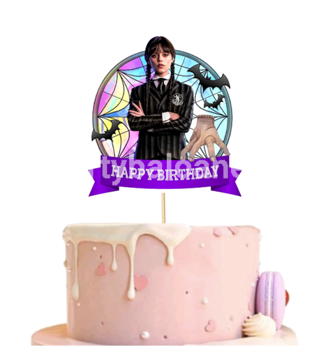 Topper Tort Happy Birthday Wednesday Addams (Nevermore / Mov) Un topper decorativ din carton pentru tortul fetelor