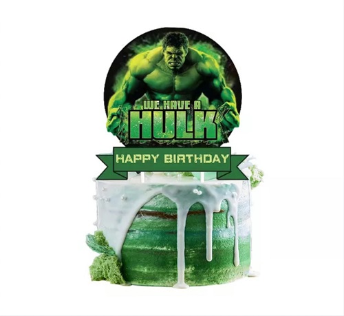 Topper Tort Hulk Happy Birthday (Carton) 15x15 cm Un topper decorativ din carton pentru torturi cu tematica supereroi Marvel. Grafica il prezinta pe Hulk in actiune cu textul We have a Hulk si un banner verde cu mesajul Happy Birthday. Masoara 15x15 cm si este fixat cu bete din bambus. In imagine