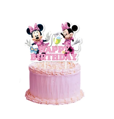 Topper Tort Minnie Mouse Roz Happy Birthday (Carton) 15 cm Un topper decorativ din carton pentru torturi aniversare cu tematica Minnie Mouse. Grafica prezinta doua figurine Minnie in rochite roz cu buline albe si un text roz Happy Birthday. Masoara 15 cm si are bete din bambus. In imagine este infipt intr-un tort roz simplu