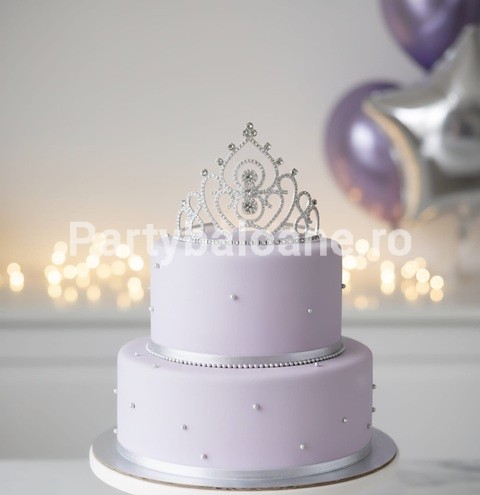 Topper Tort Coronita Argintie cu Cristale Tiara (Metal) 14 x 10 cm - QT8420 Un topper decorativ elegant pentru tort sub forma unei coronite argintii inalte din metal tip tiara. Coronita are un diametru de 14 cm