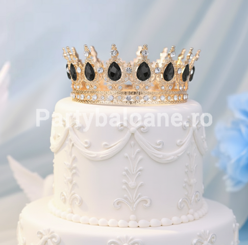 Topper Tort Coronita Aurie cu Pietre Negre (Metal) 15 cm Un topper decorativ premium pentru tort sub forma unei coronite aurii din metal. Coronita are diametrul de 15 cm si este bogat decorata cu pietre pretioase negre in forma de lacrima si strasuri transparente. Produsul este asezat pe un tort alb supraetajat